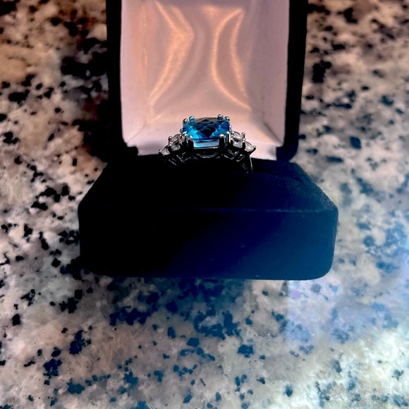 10k White Gold & Blue Topaz Ring - Picture 3 of 8